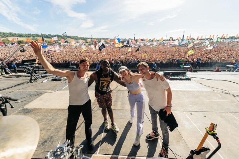 la band bloc party durante un concerto