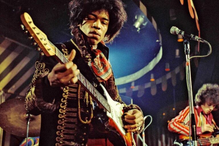 il musicista Jimi Hendrix che suona la chitarra