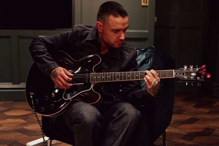 Liam Paybe suona la chitarra