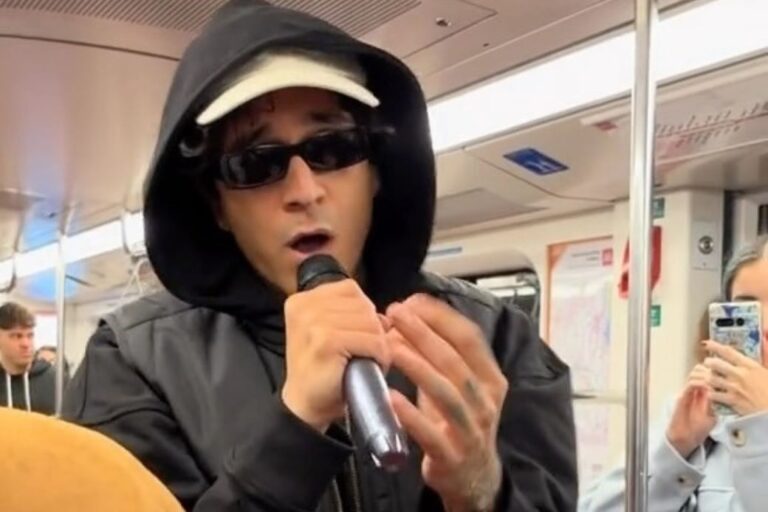 tananai nella metro di milano
